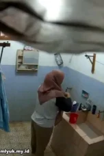 Ngintip Pembantu Jilbab Mandi Malam