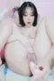 Rina 67997 1754821978498095170 Wanita Rambut Bondol Ngangkang Menggunakan Dildo